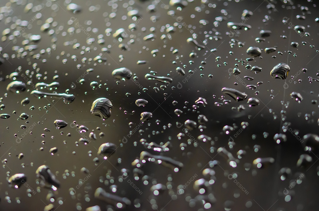 gotas de água abstratas em um fundo preto