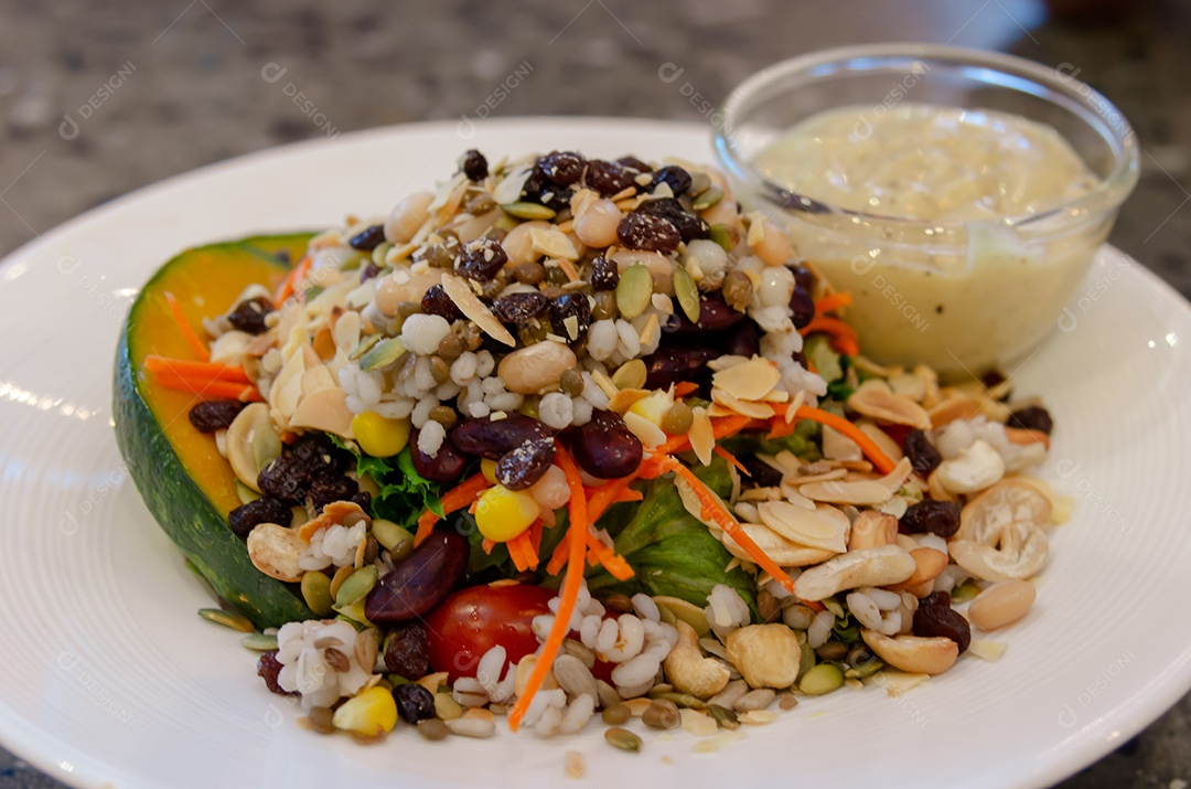 Pratos de salada e cereais e feijão em uma dieta saudável.