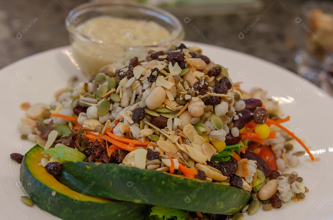 Pratos de salada e cereais e feijão em uma dieta saudável.