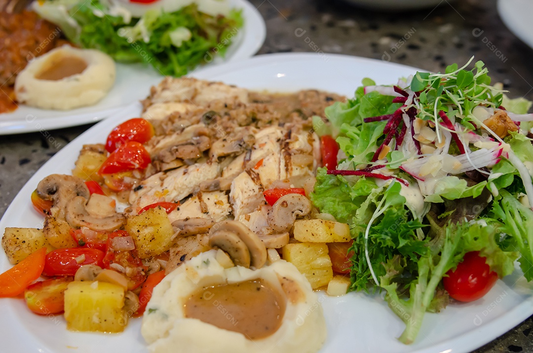 Bife de frango e salada de legumes em um prato