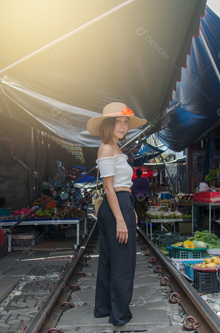 Estilo de vida moda retrato mulher asiática no trem.
