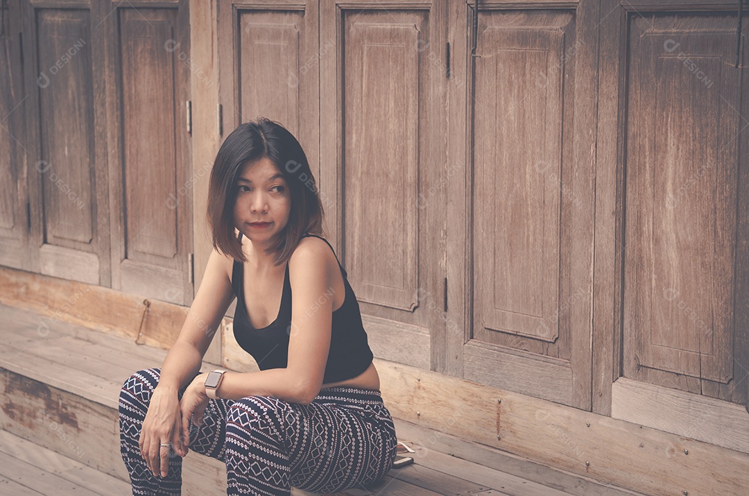 retrato mulher asiática moda colete preto tom vintage.