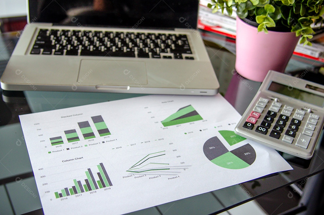 laptop com gráficos e gráficos financeiros.