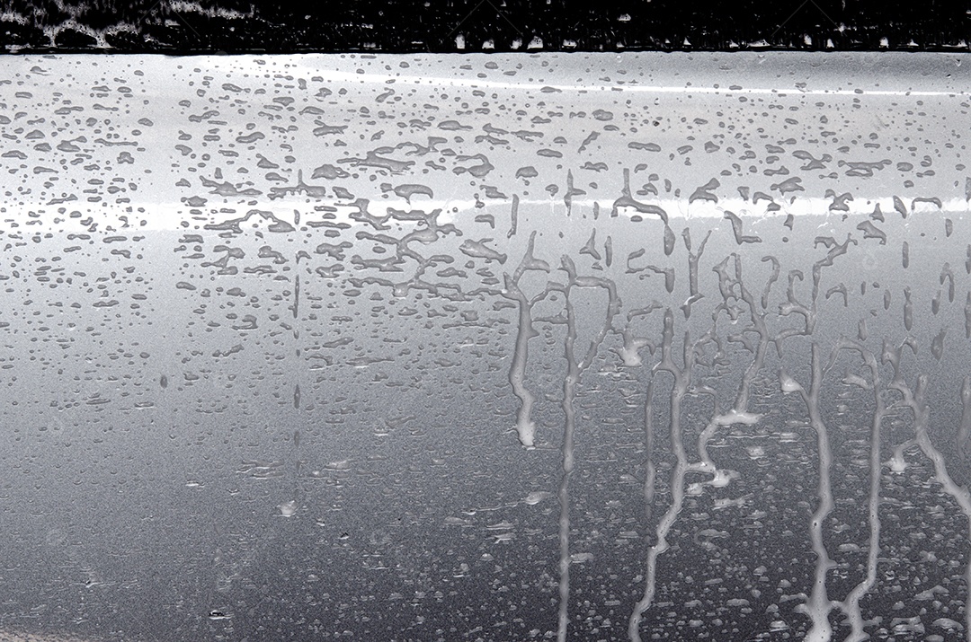 Lavagem de carro preta com bolhas de espuma