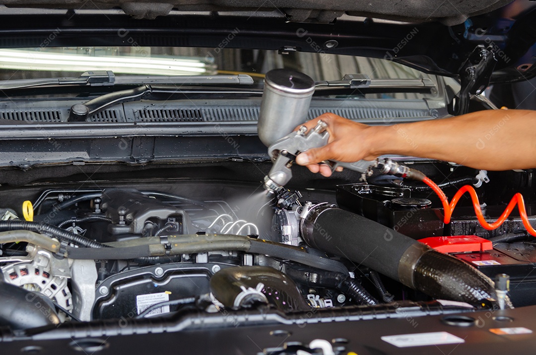 Manutenção do carro e verifica carros mais limpos do motor revestidos.