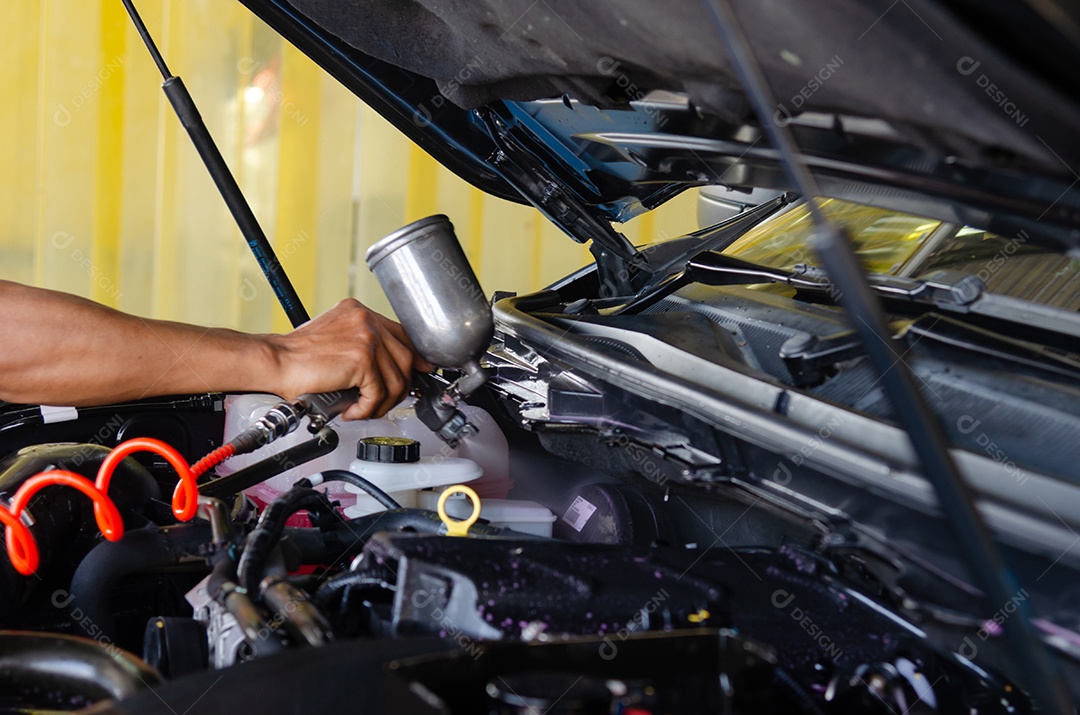 Manutenção do carro e verifica carros mais limpos do motor revestidos.
