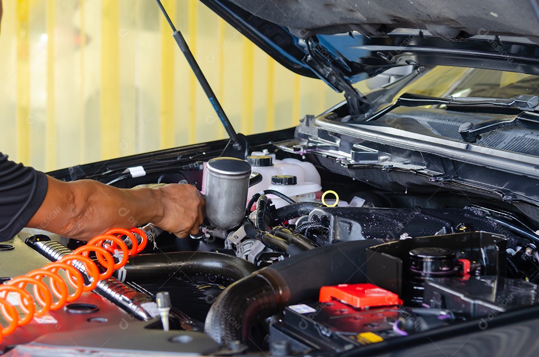 Manutenção do carro e verifica carros mais limpos do motor revestidos.