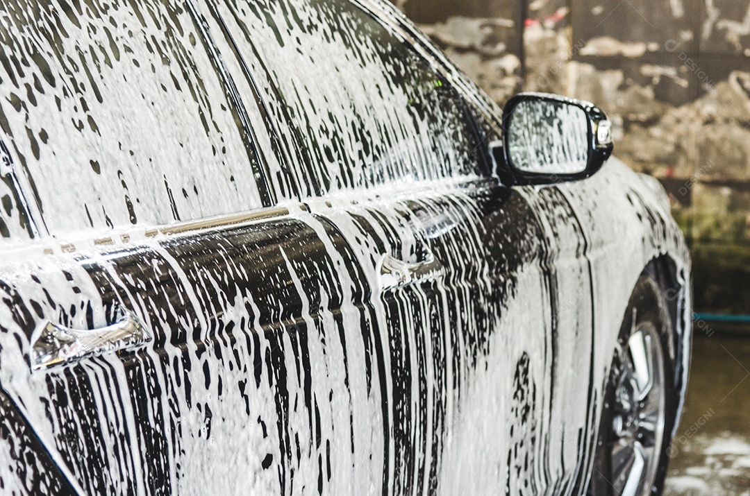 Lavagem de carro preta com bolhas de espuma