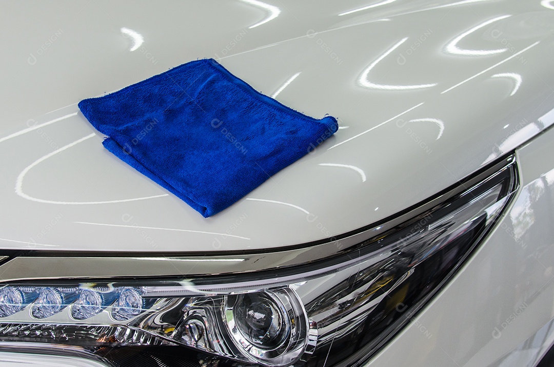 Pano de microfibra azul no carro