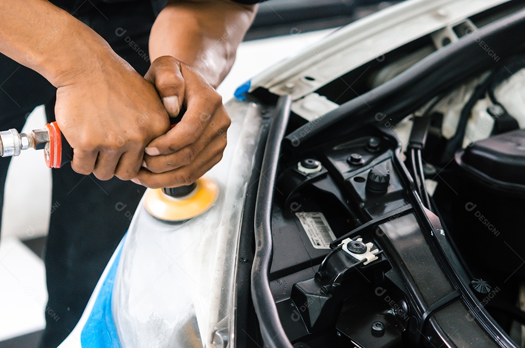Limpeza dos faróis do carro com buffer de energia.