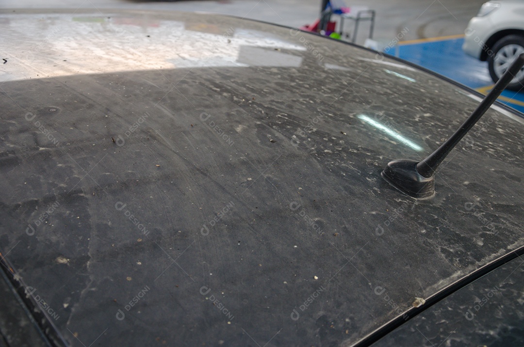 Manchas no teto preto do carro
