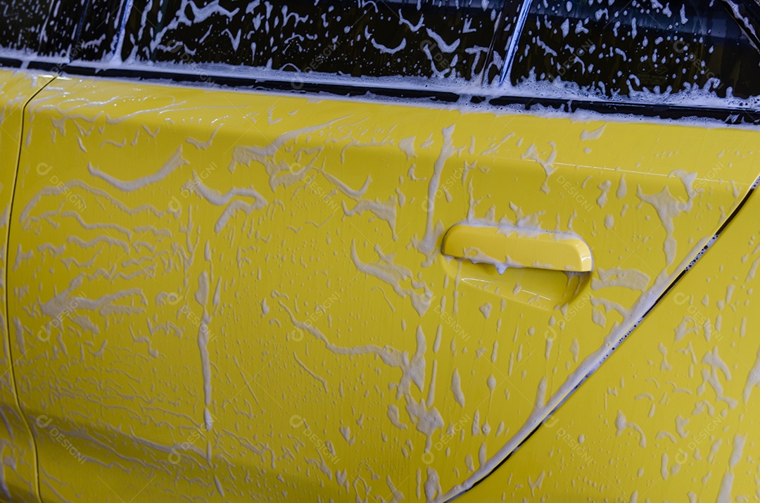 Lado amarelo do carro. Lave o carro com espuma na estação.