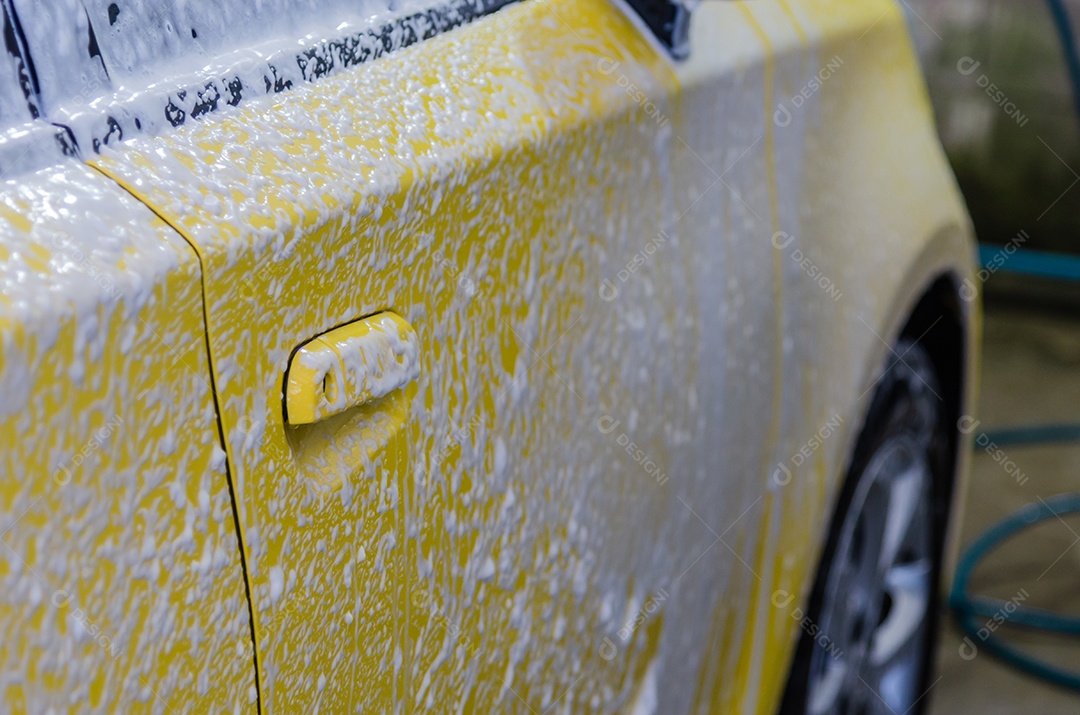 Lado amarelo do carro. Lave o carro com espuma na estação.