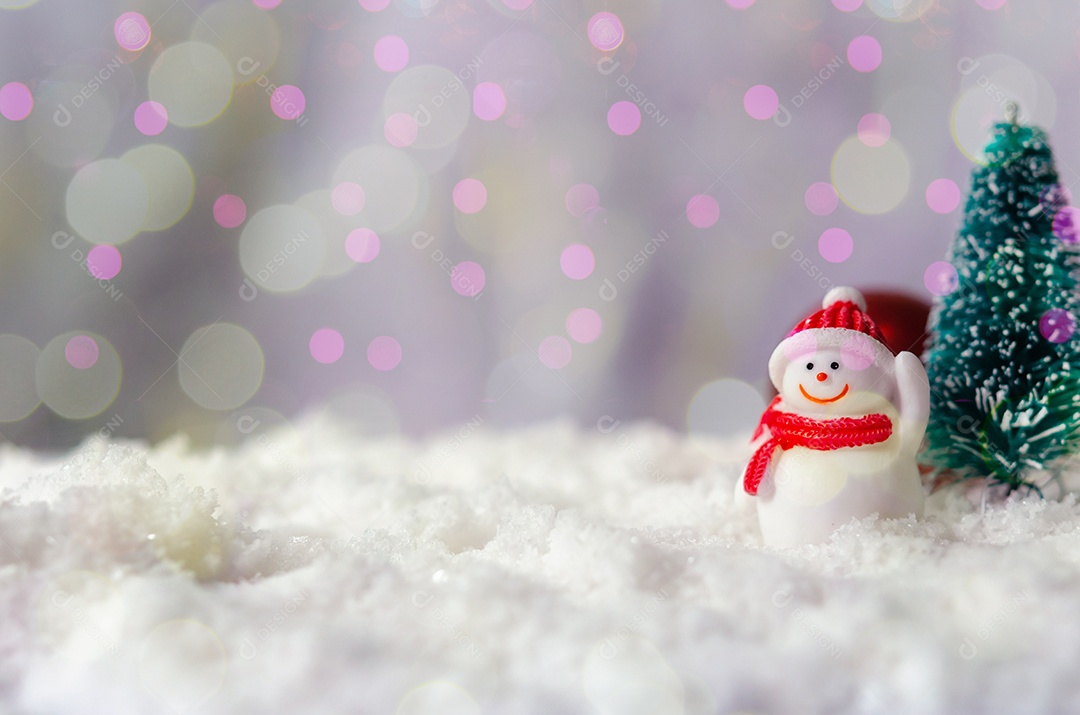 Boneco de neve e árvore de Natal na neve.