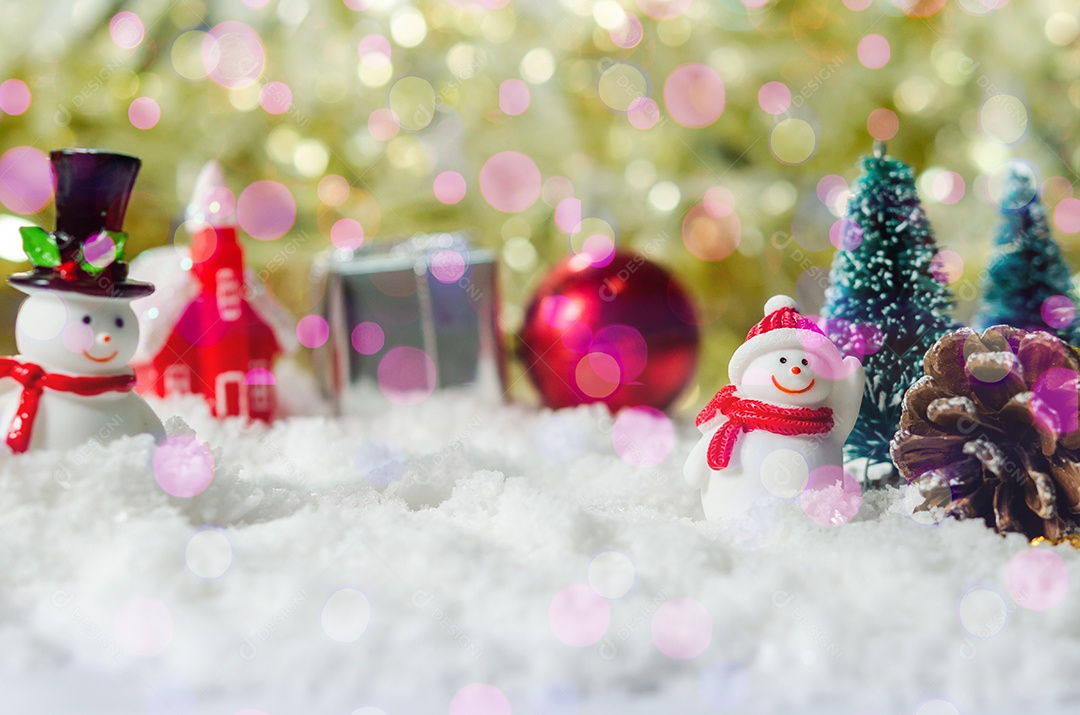 Boneco de neve e árvore de Natal na neve.