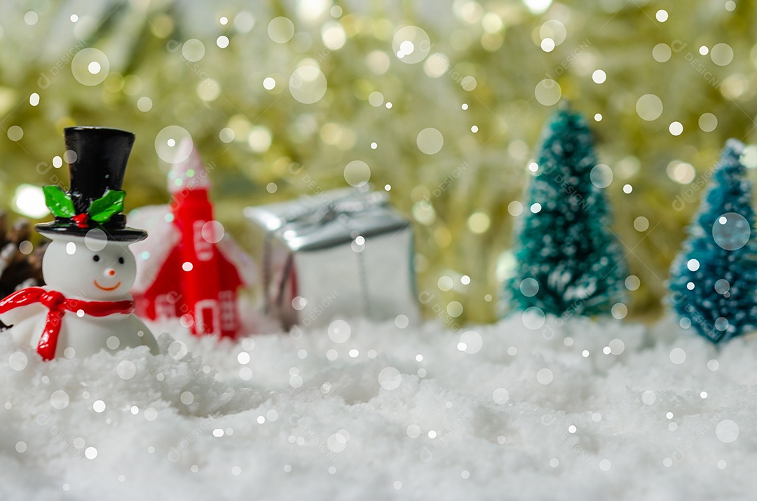 Boneco de neve e árvore de Natal na neve.