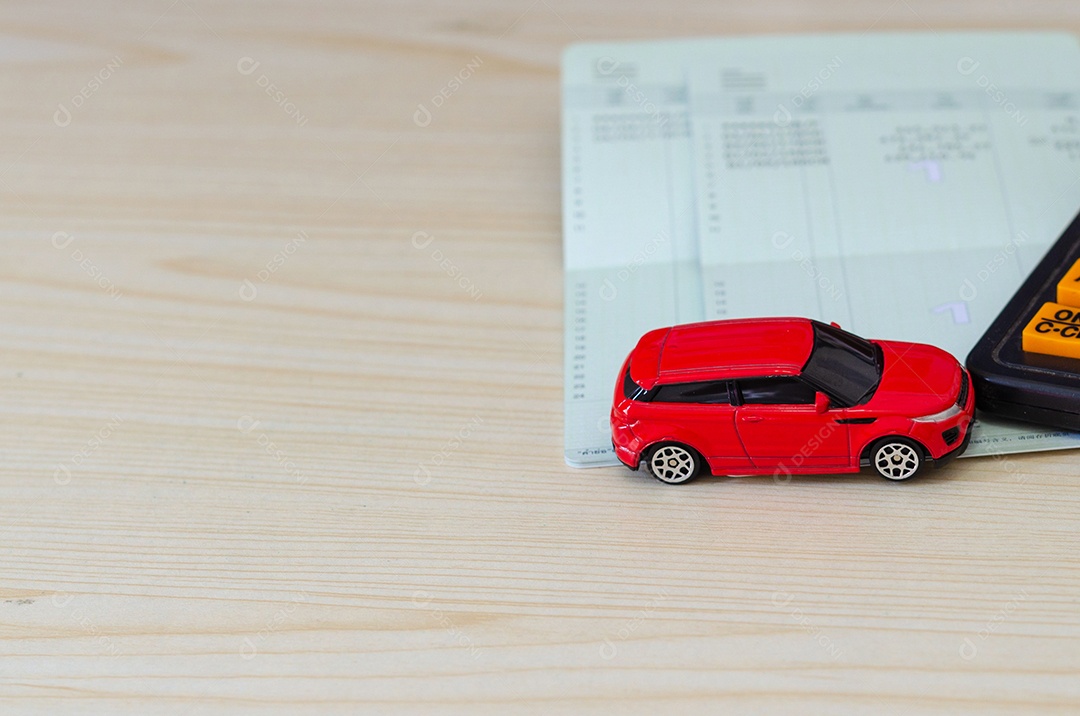 Modelo de carro vermelho e extratos bancários na mesa
