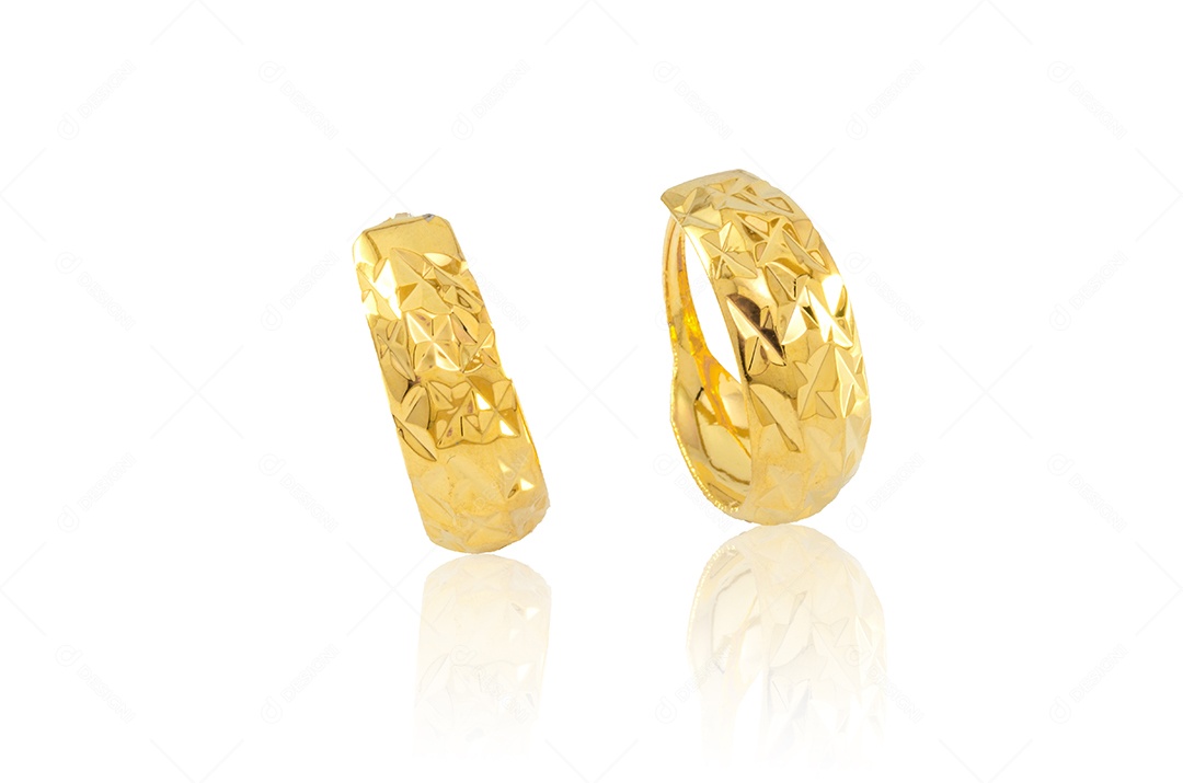 Brincos de joias de ouro sobre fundo branco.