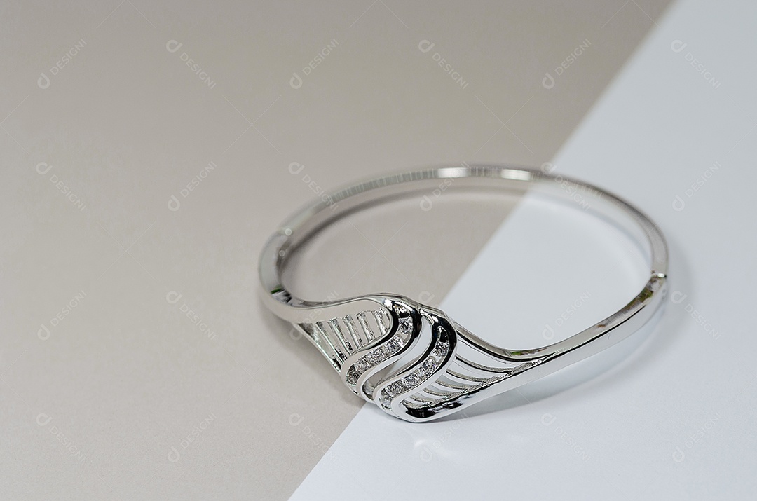 Linda pulseira de diamantes de joias de prata.