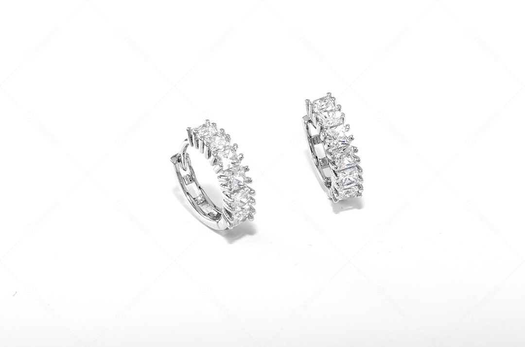Brincos de prata de joias de diamante no fundo branco.