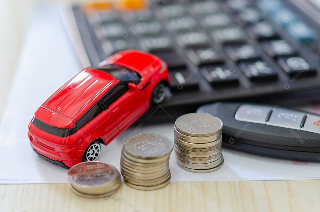 Calculadora de finanças de modelo de carro de brinquedo, chaves de carro e papéis na mesa conceito de seguro de carro