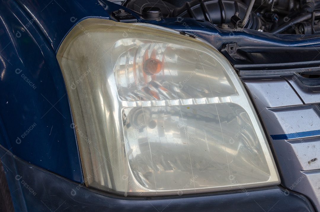 Antes de polir os faróis, escureça os faróis da lâmpada. Causado pelo uso prolongado causando problemas de iluminação