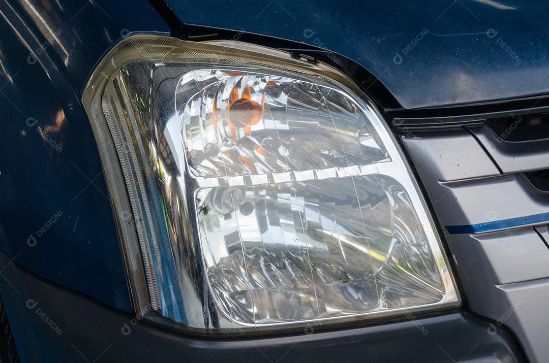 Lâmpada dianteira do carro polido moderno para dar um brilho.