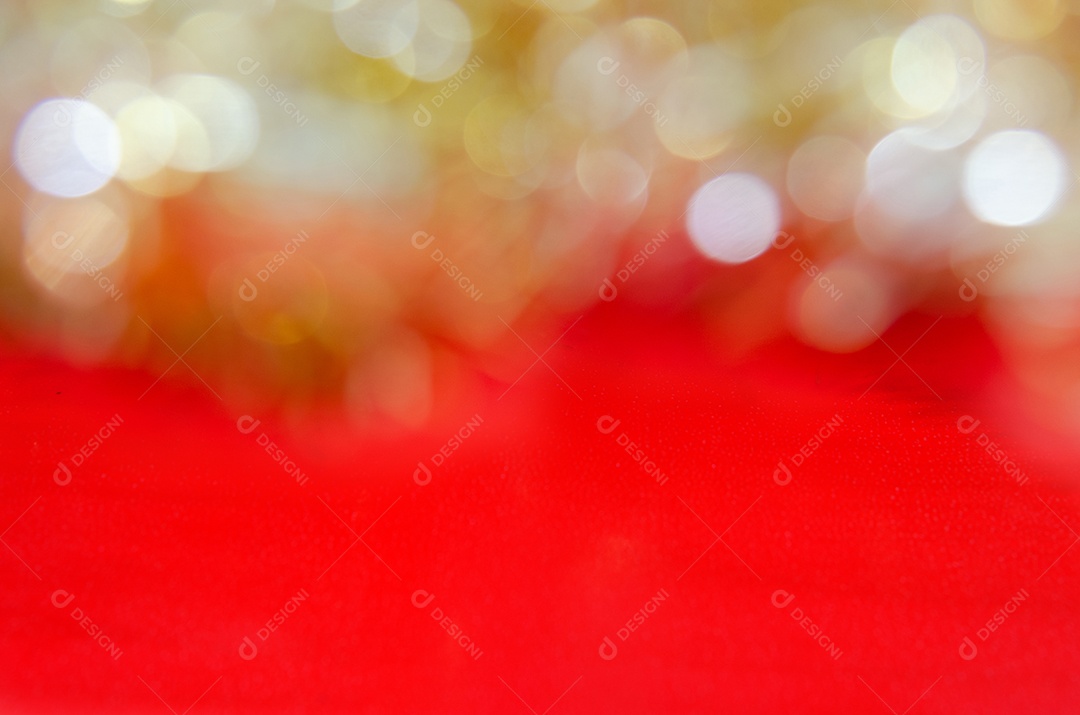 Bokeh amarelo turva abstrato sobre fundo vermelho