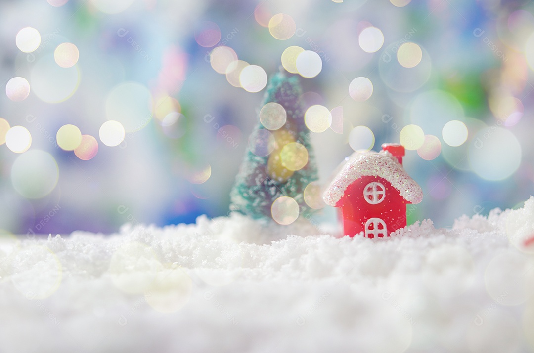 Casa vermelha e árvore de Natal na neve