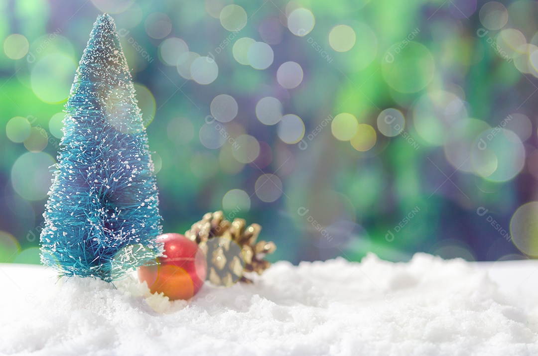 Árvores de Natal e decorações na neve