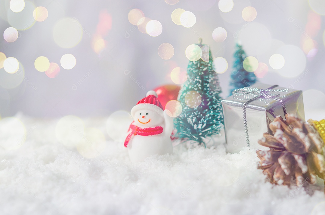 Árvores de Natal e decorações na neve com fundo boken