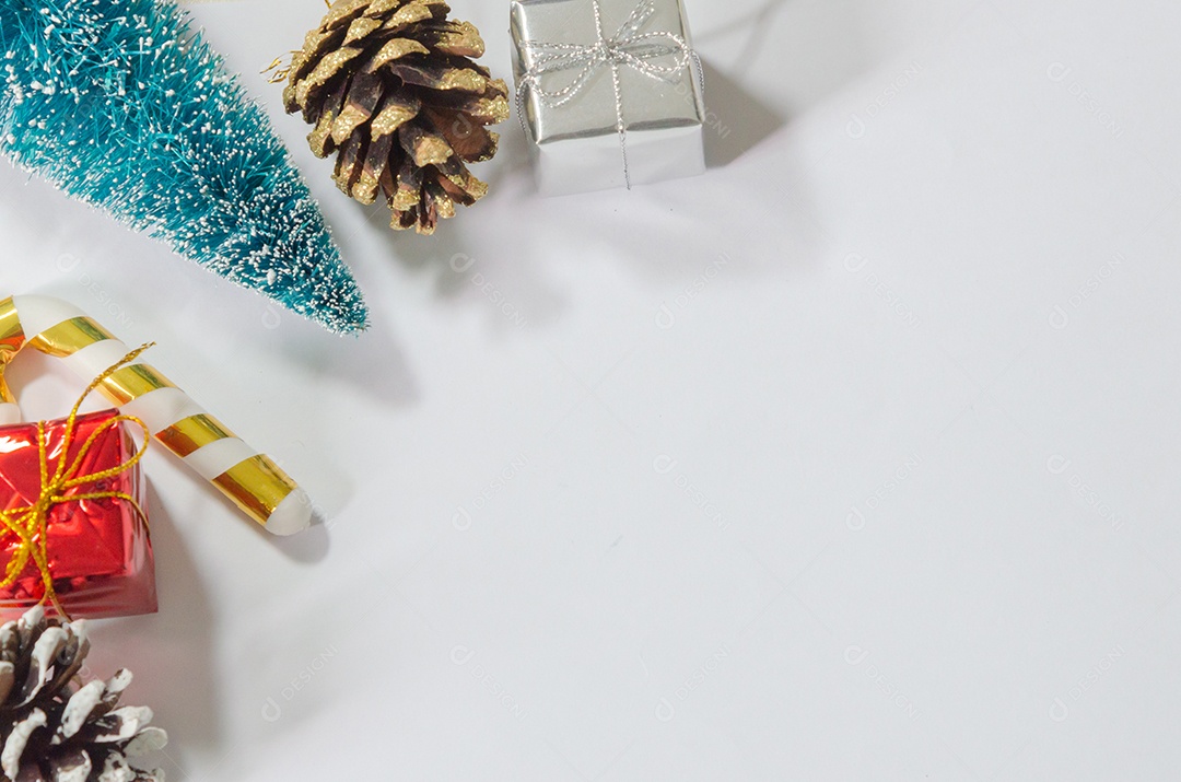 Árvores de Natal e decorações em um fundo branco.