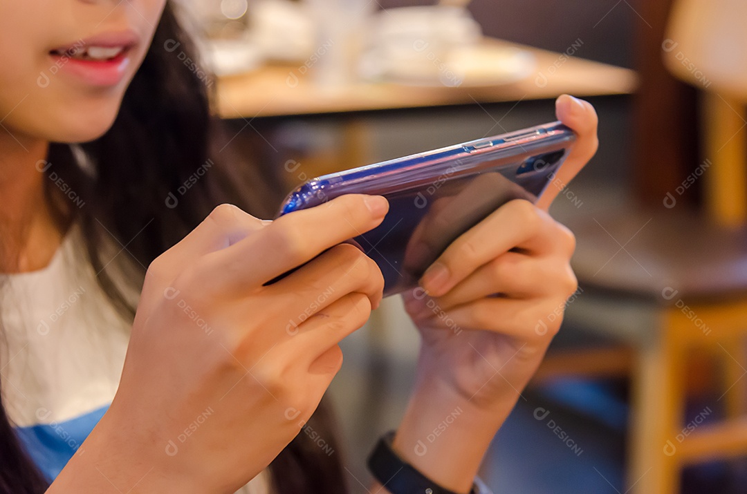 Moça sentada no celular