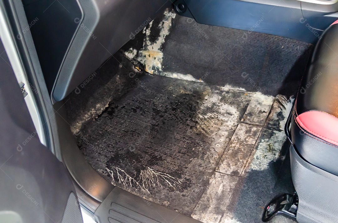 Manchas no tapete interior do carro