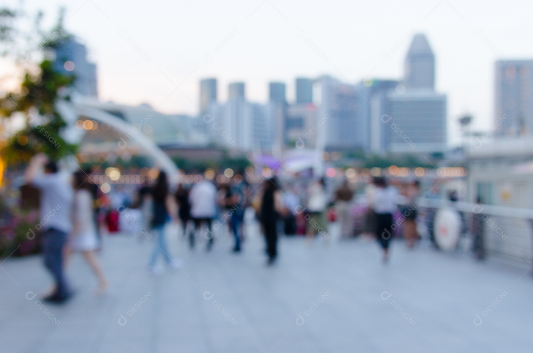 Pessoas desfocadas andando na Marina Bay, Cingapura. para uso em segundo plano
