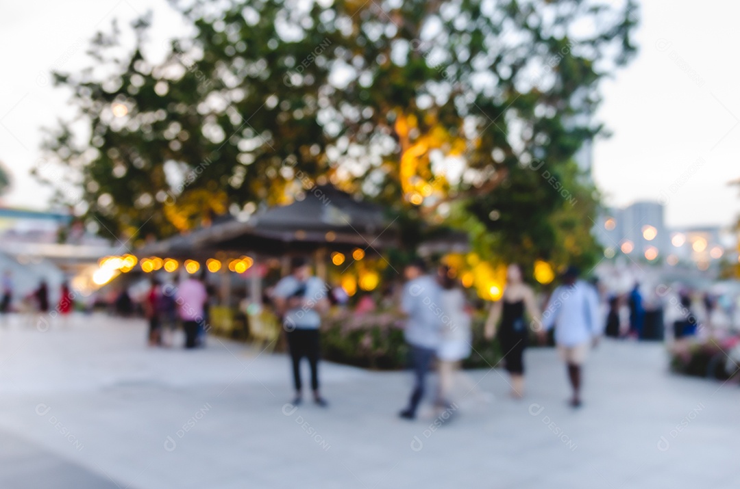 Pessoas desfocadas andando na Marina Bay, Cingapura. para uso em segundo plano