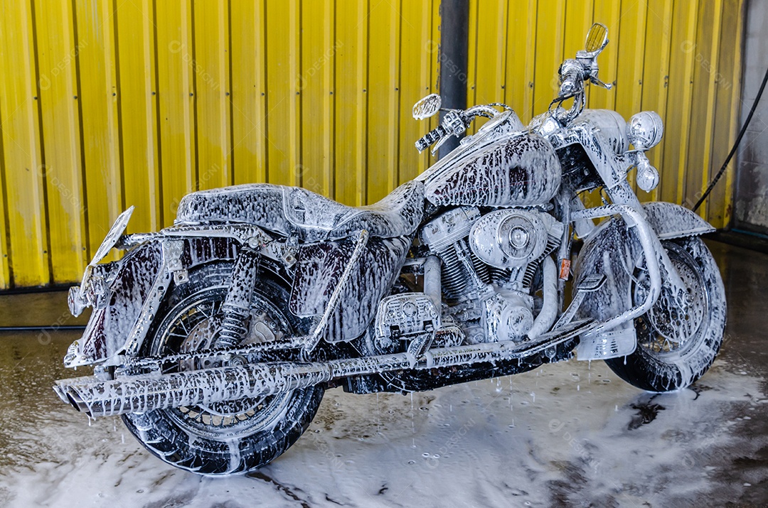 Lave Big Bikes com espuma de lavagem na estação.