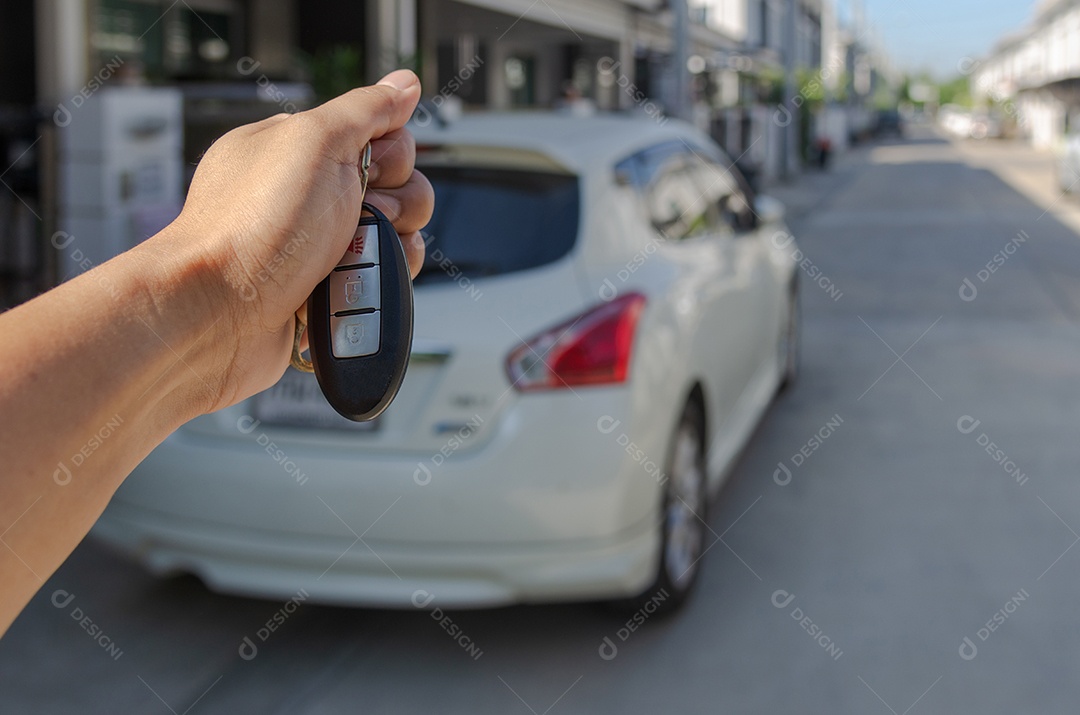 Mão segurando uma chave de carro remoto