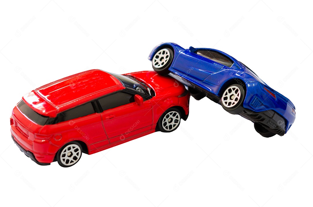 Carros de brinquedo vermelhos e azuis colidem no fundo branco.