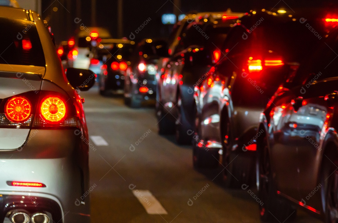 Luz noturna na estrada. carros no engarrafamento à noite