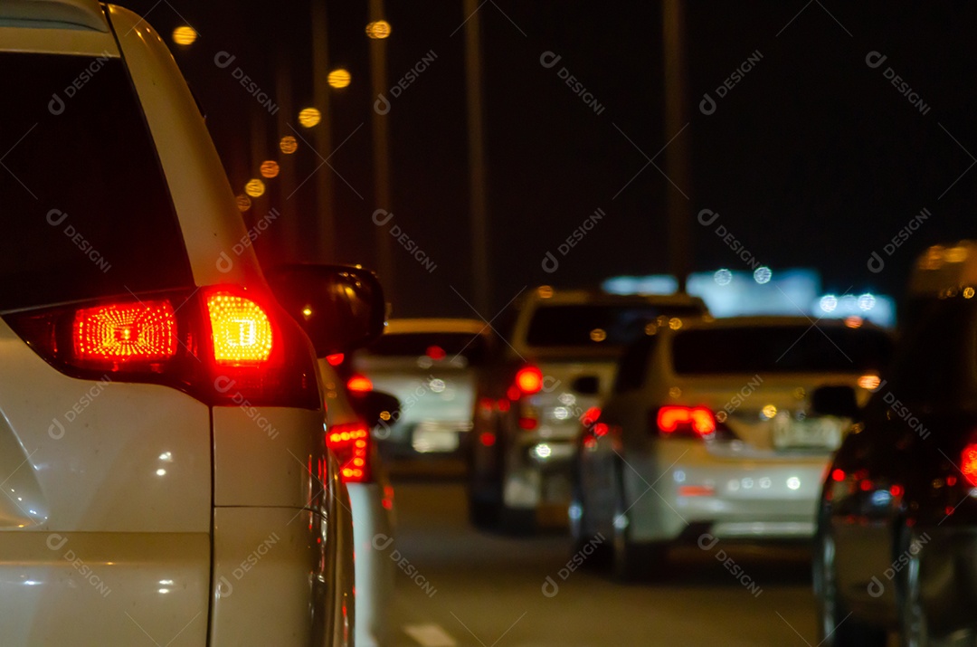 Luz noturna na estrada. carros no engarrafamento à noite