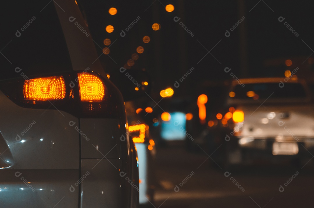 Luz noturna na estrada. carros no engarrafamento à noite