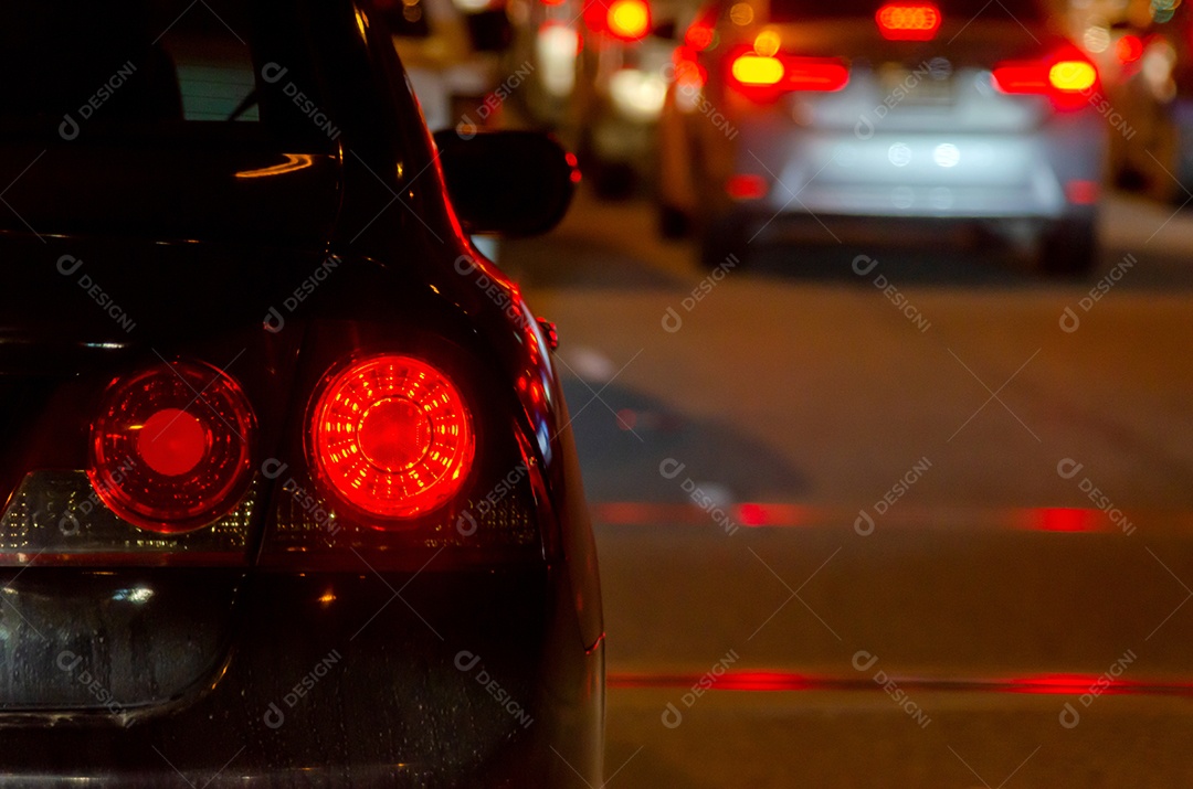 Luz noturna na estrada. carros no engarrafamento à noite