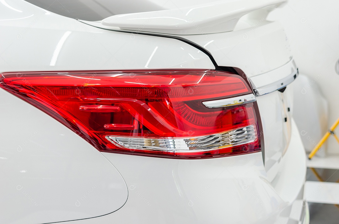 Luz traseira do carro branco de um moderno.