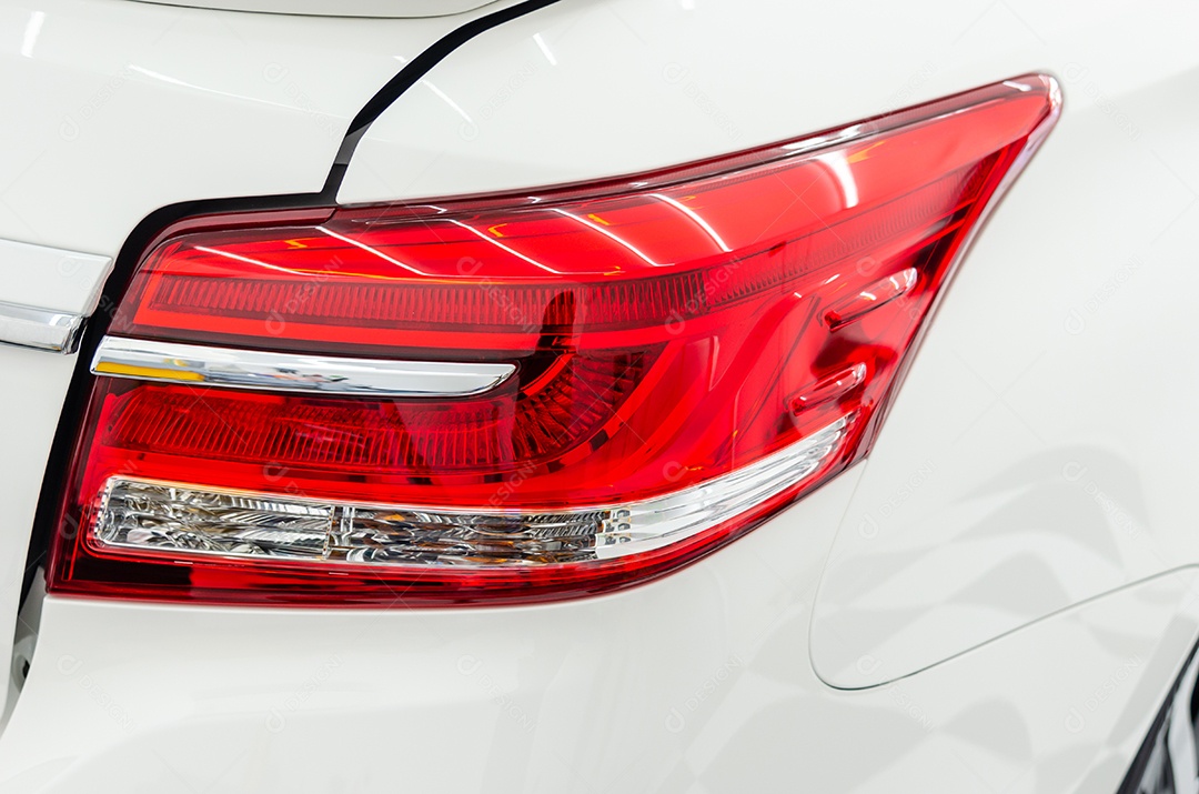 Luz traseira do carro branco de um moderno.