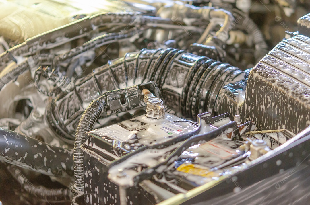 Lavagem do motor do carro. Com espuma de lavagem de carro