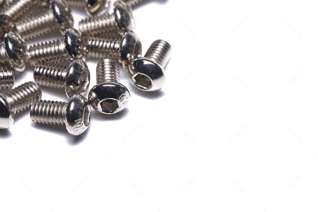 Vários parafusos de rosca.