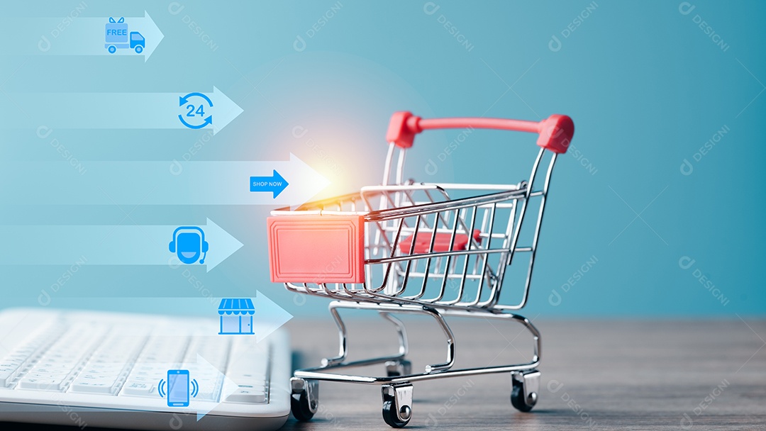 Carrinho de compras e teclado na mesa, conceito de comércio eletrônico