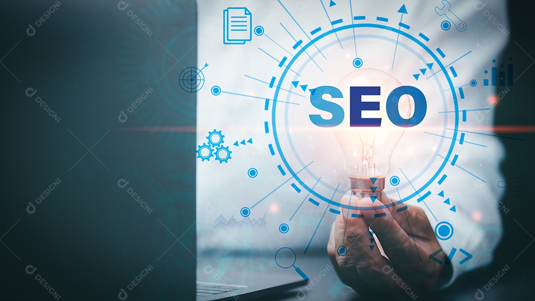 O profissional de marketing segura uma lâmpada mostrando conceitos de SEO, otimização