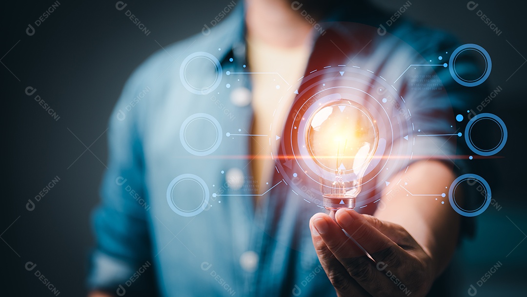 Empresário segurando uma lâmpada mostrando ideias para brainstorm